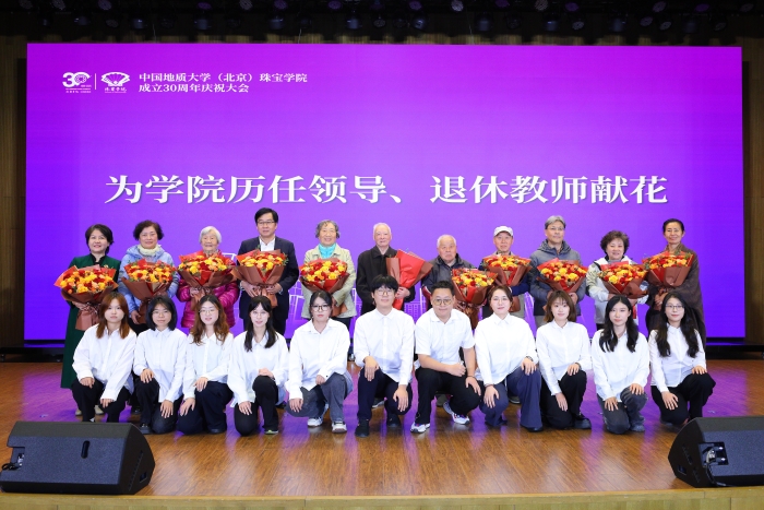 为历任领导、退休教师献花 为历任领导、退休教师献花